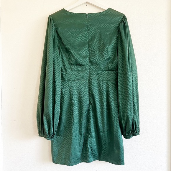 NWT Urban Outfitters Mini Green Satin Long Sleeve Dress Plunge Neckline L Defect - Picture 4 of 13